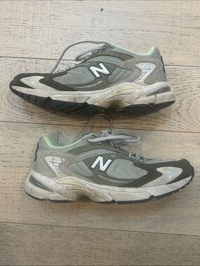 New Balance 725 Grey and Green sneakers